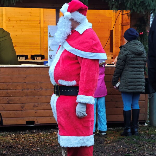 Weihnachtsmann mit Sack und Schlitten auf dem Oberwarthaer Weihnachtsmarkt 2025