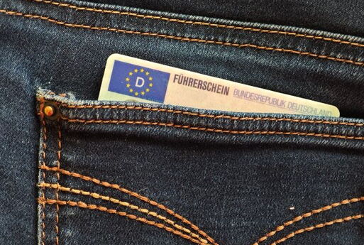 Gesäßtasche einer Jeans, aus der ein Führerschein der Bundesrepublik Deutschland herausragt