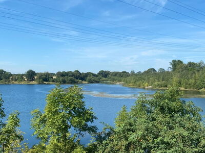 Blick über die Böschung auf das Wasser des Oberbeckens des Pumpspeicherwerks Niederwartha