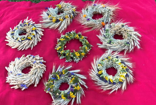8 unterschiedlich gebundene Kränze, die aus Naturmaterialien gebunden worden sind