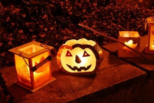 Verschiedene Lampions mit herbstlichen Motiven: zwei sind viereckig und mit Ahornblattmotiven geschmückt, in der Mitte ist ein Lampion in Kürbisform mit einem Gesicht