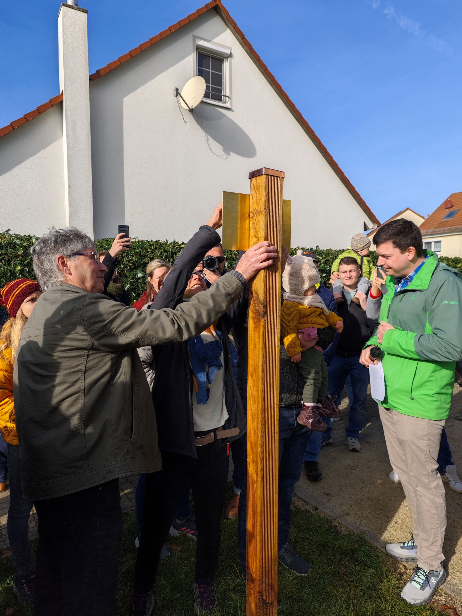 Anbringen der Namenstafel für den Jahrgang 2023