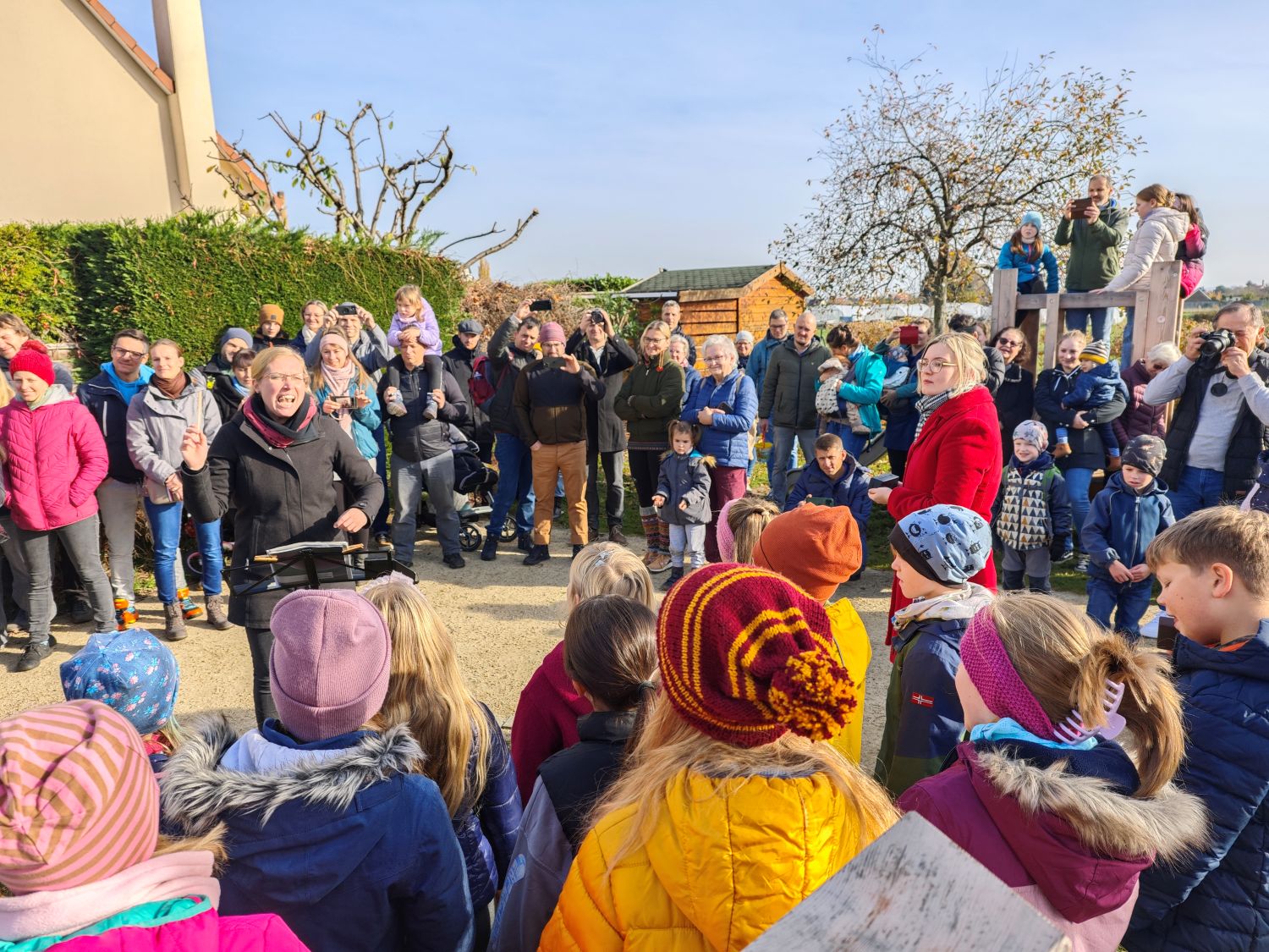 Kinderchor "Elblerchen" bei der Pflanzung im Jahr 2024